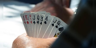 I tell più comuni nel poker: come riconoscerli e usarli a tuo vantaggio