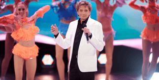 Barry Manilow Surpasses Elvis Presley as Top Performer at Legendary Vegas Casino