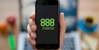 Evoke, l’Italia cresce con 888 Casino ma il fisco frena i margini del gruppo