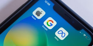 Apple, Google e Meta a giudizio negli USA: nel mirino le app di casinò digitali