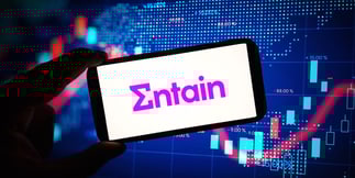 Entain supera i target 2025: volumi online a +7% e nuove mosse in arrivo per l'Italia