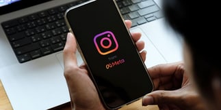 Paesi Bassi, Meta sotto accusa: milioni di ricavi dai casinò illegali su Facebook e Instagram
