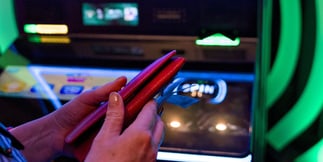 Giochi, gettito a 2,68 miliardi nel primo trimestre 2026: ma l'online ora vale metà della raccolta