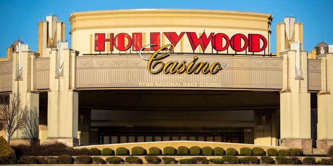 Blackjack Dealer, Two Players Accused of Stealing $17K from Pennsylvania Casino