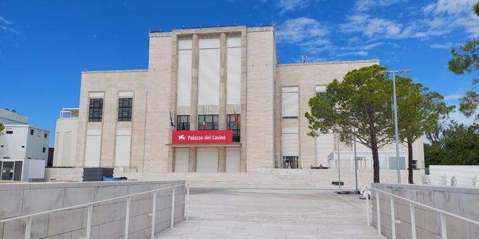 Mostra Cinema di Venezia: l’isola d’oro, l’ex Casinò e l'attesa delle star