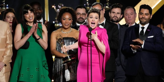 Kelly Clarkson Books Her Stay at Caesars Palace, Harry Styles Eyeing the Sphere