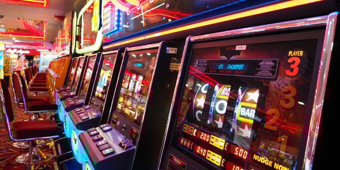 Gioco illegale nel mirino: blitz, multe e chiusure da Roma a Sydney