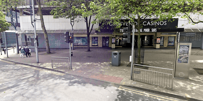 Casino Doorman Keeps Teenager With Knife at Bay for 20 Minutes