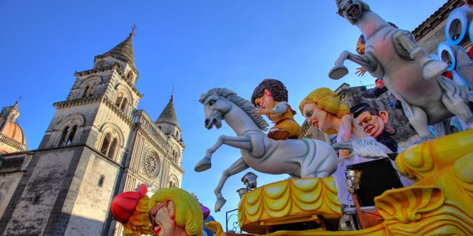 Carnevali d’Italia, la classifica 2026: tra carri spettacolari e disastri organizzativi