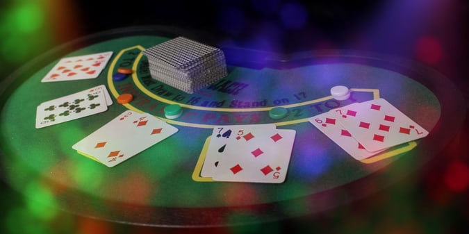 Guida completa al blackjack: regole, strategia di base e varianti online