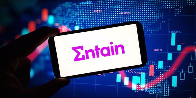 Entain supera i target 2025: volumi online a +7% e nuove mosse in arrivo per l'Italia