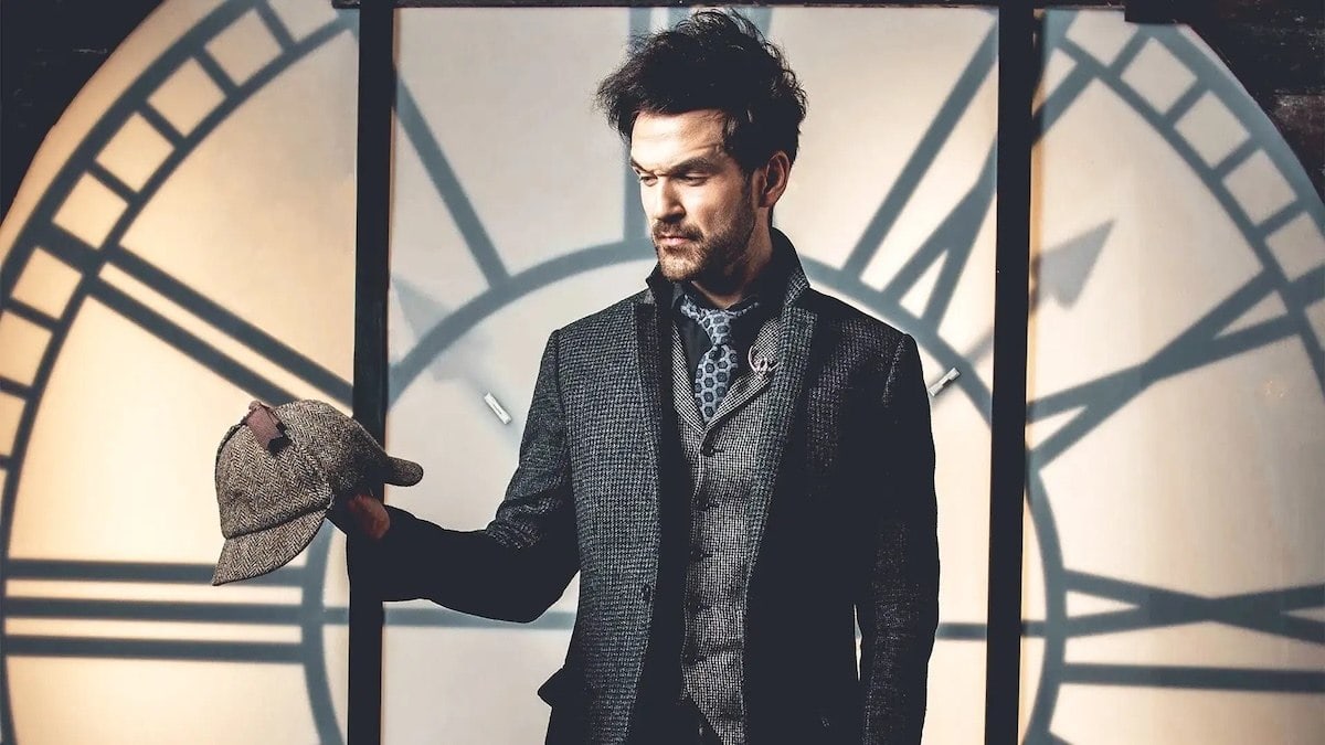 Colin Cloud performing his Mastermind mentalism show