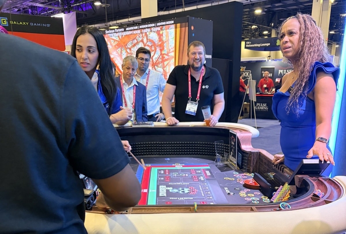 A casino executive reacts with a puzzled expression while a dealer explains the rules of 50 Cent Headcrack
