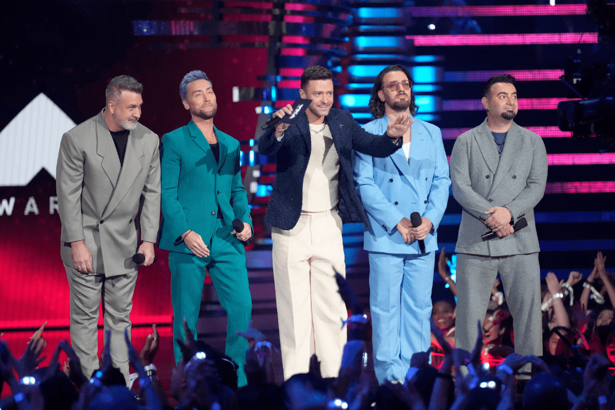 NSYNC present the award for best pop
