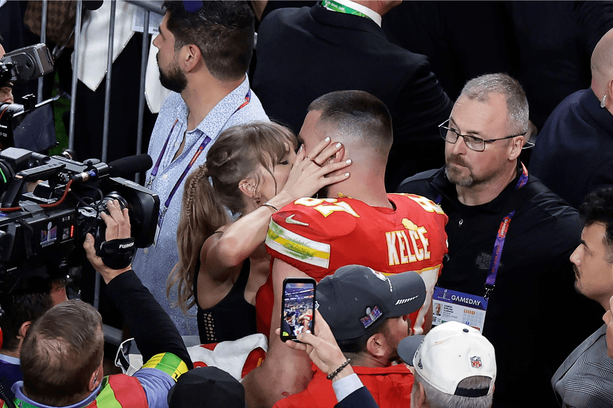 Kansas City Chiefs Travis Kelce kisses Taylor Swift