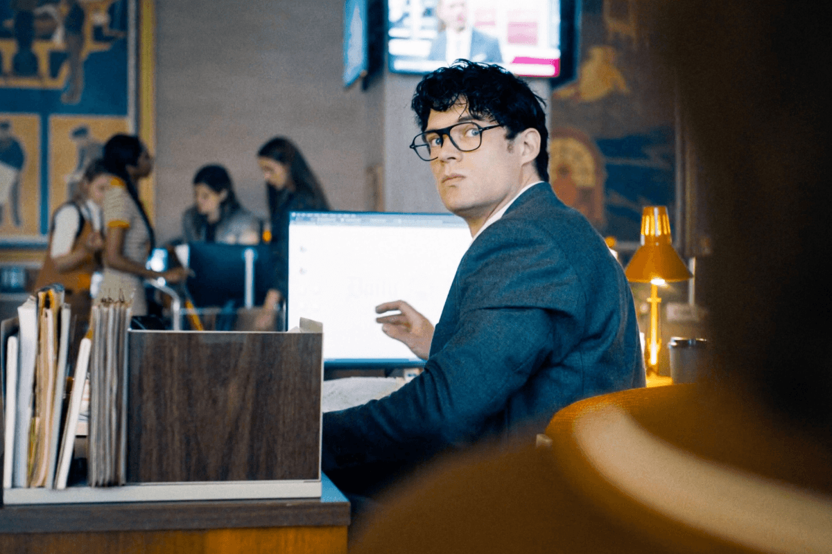 reporter Clark Kent blends into Metropolis