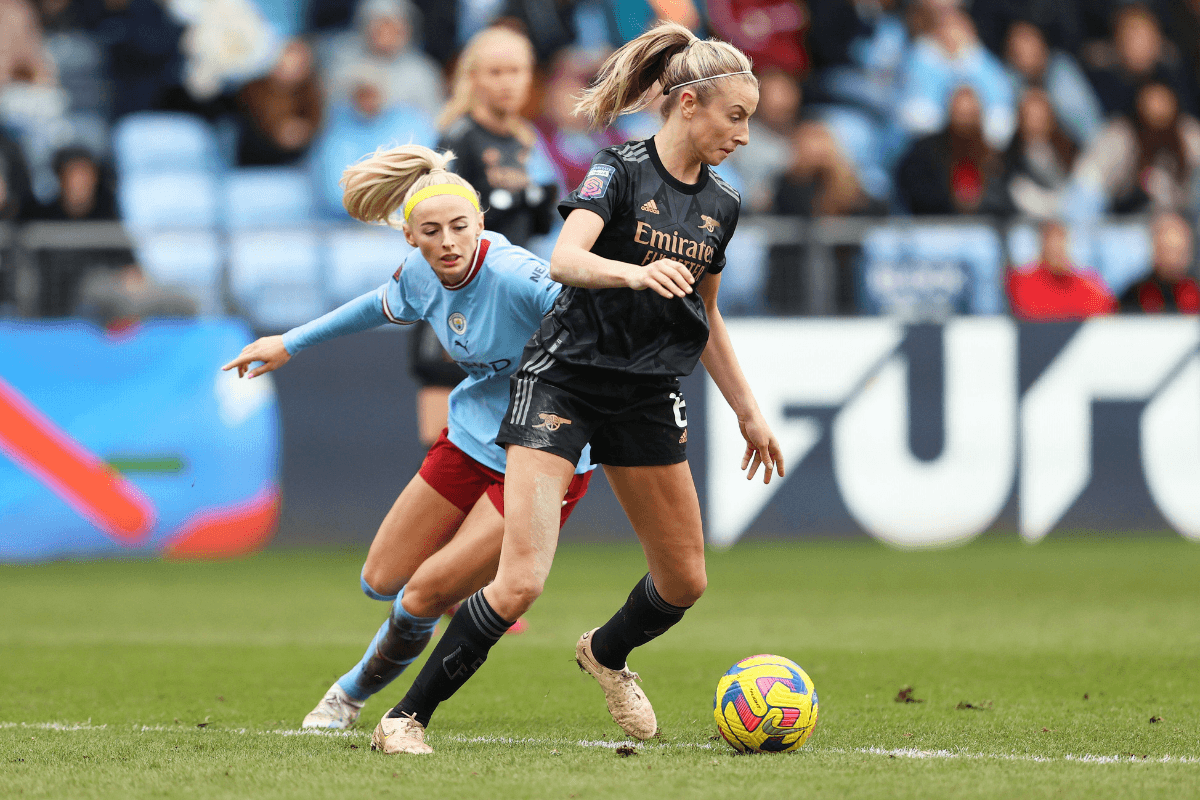 Leah Williamson of Arsenal challenged by Chloe Kelly