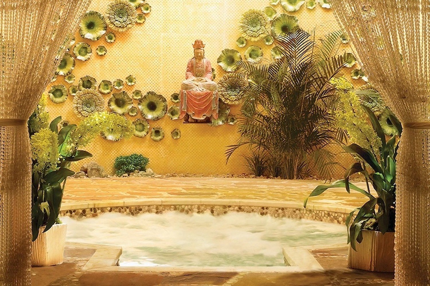The tropical-style jacuzzi at the Wynn Spa before the 2019 redesign